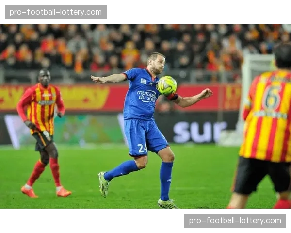 朗斯3-4-2-1进攻体系玩到极致，高位逼抢+中路渗透成法甲战术典范